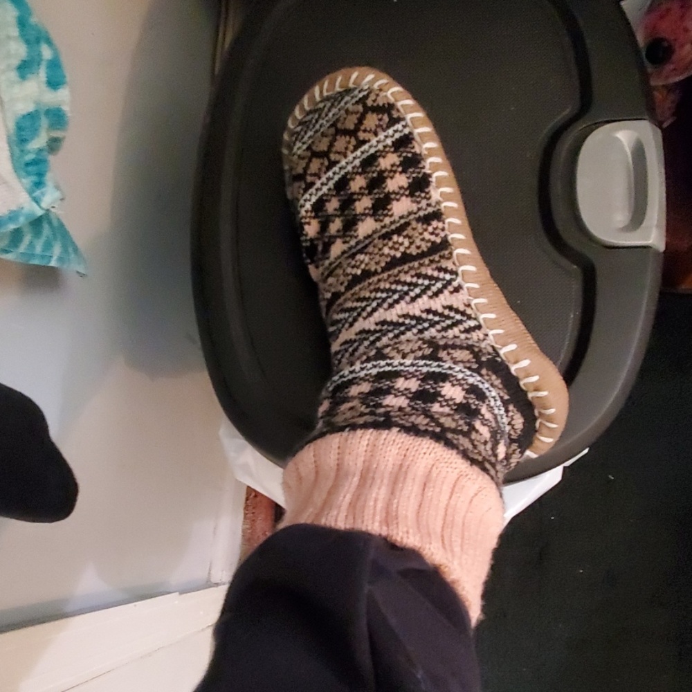 SLIPPER SOCKS AND SCRUNCHIES - Picture 5 of 7